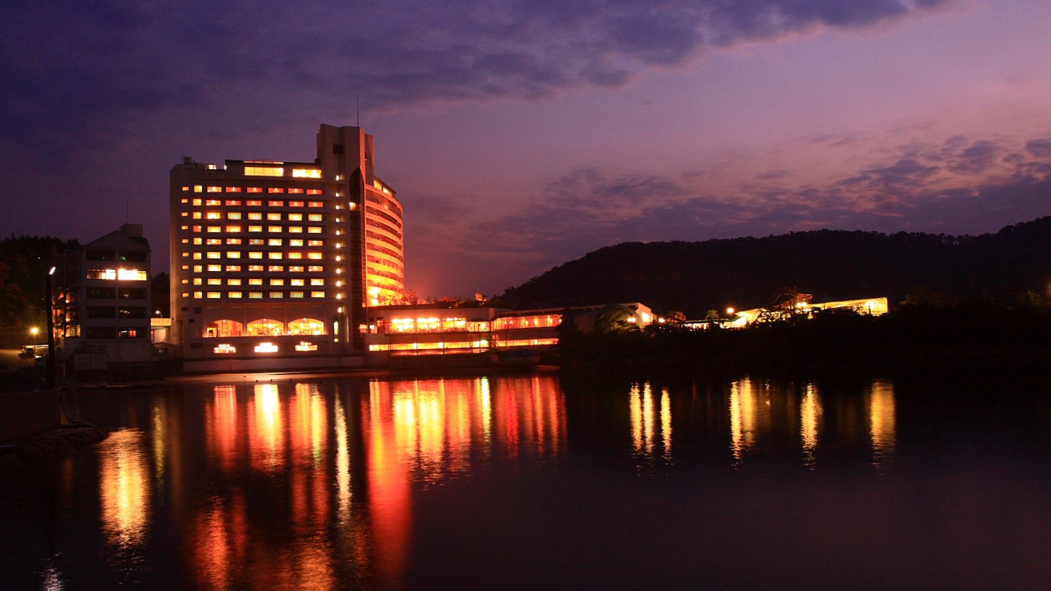 ホテル外観（夜）お部屋の窓からは美しい瀬戸内海を眺められます。夜には海にうつる対岸の灯りも美しい。