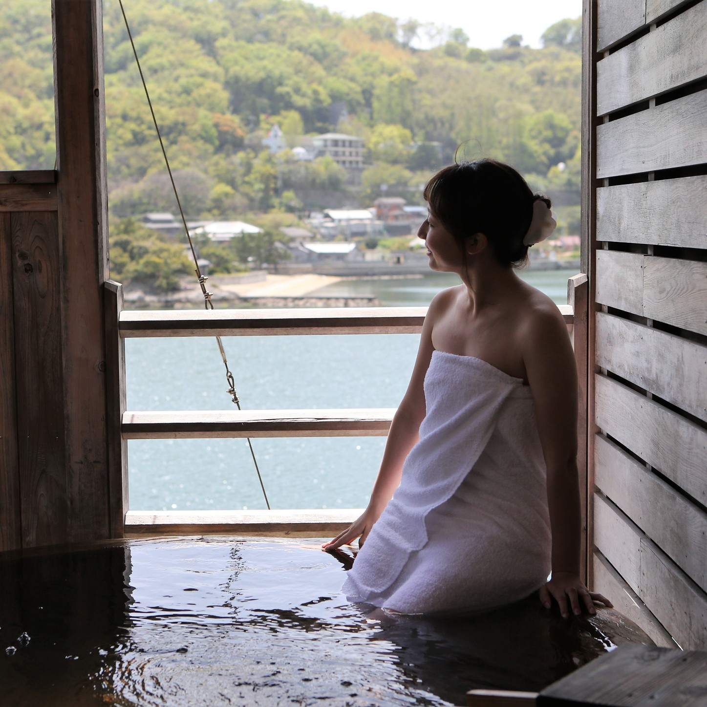 展望露天風呂（有料）｜穏やかな瀬戸内海を望む個室風呂でご入浴をお楽しみいただけます。