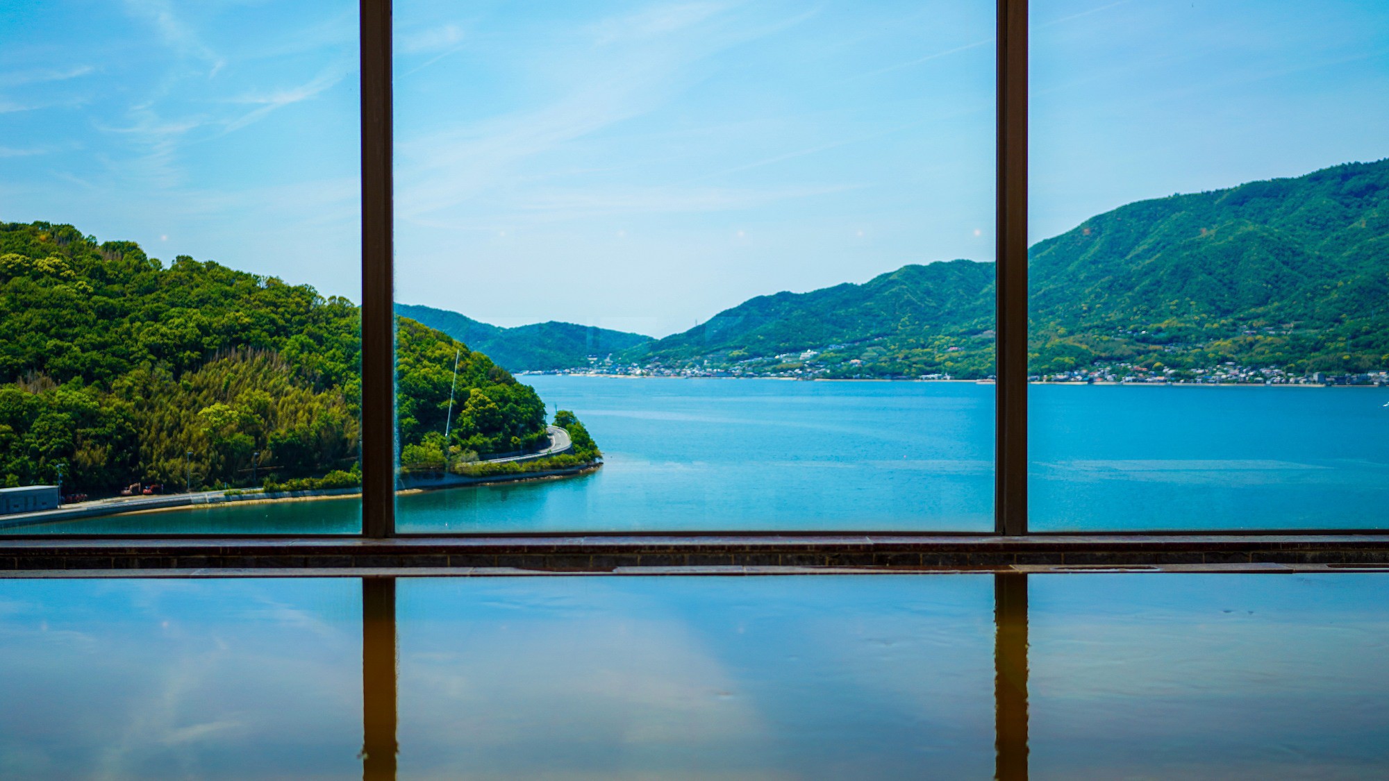 瀬戸内海を見渡せる大浴場。青い海と空を眺めながら温泉三昧♪