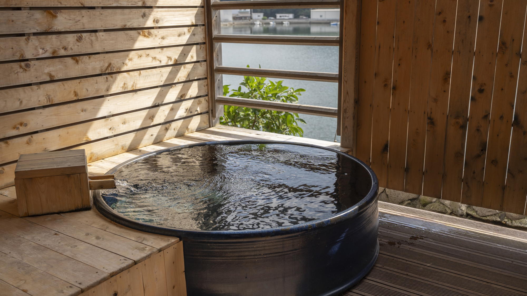 展望露天風呂（有料）｜4〜5名様までご利用いただける貸切の個室露天風呂です。
