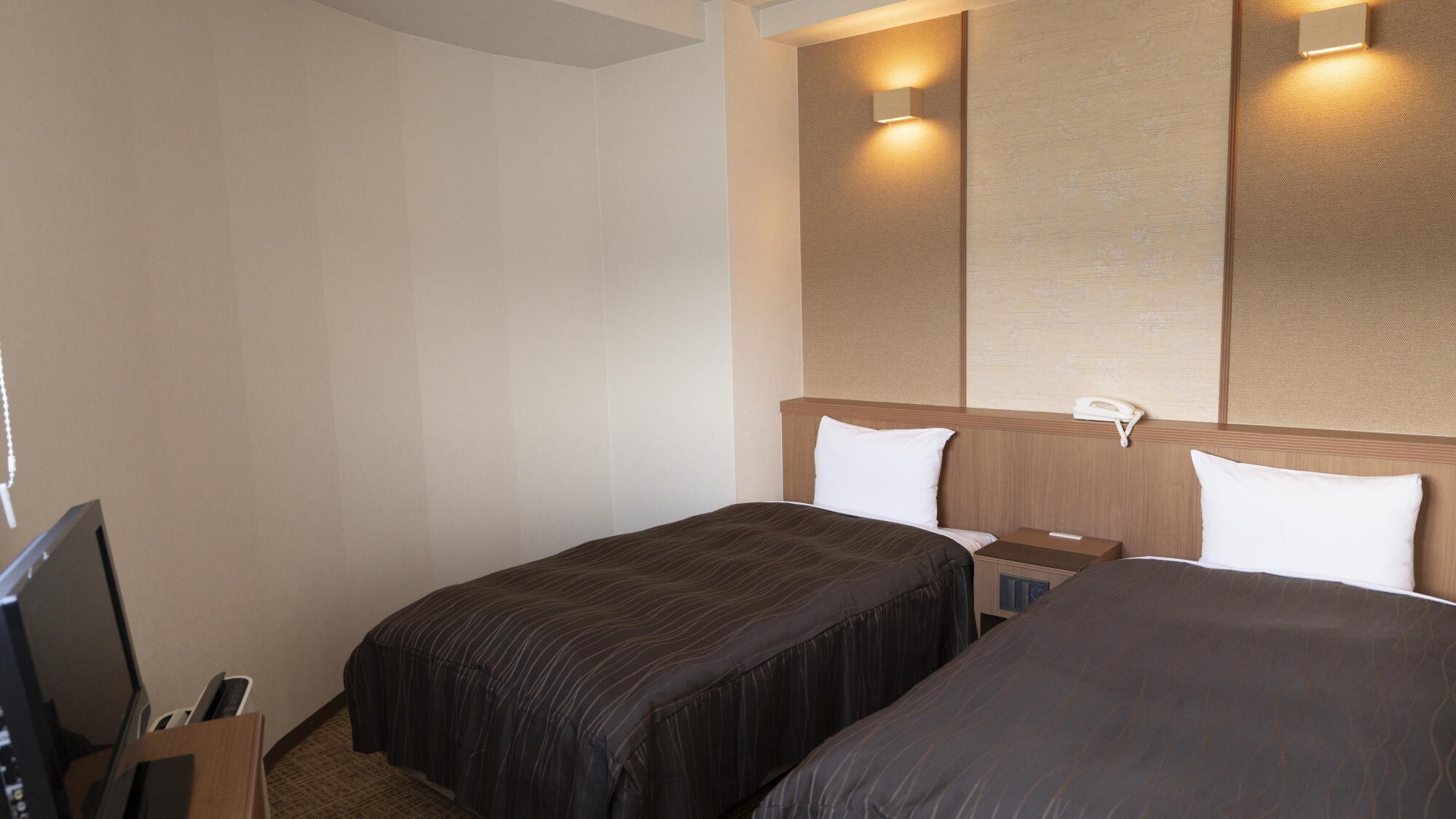 ツイン｜お部屋は通常タイプに比べて小さめですが、窓からは美しい瀬戸内海が一望できます。