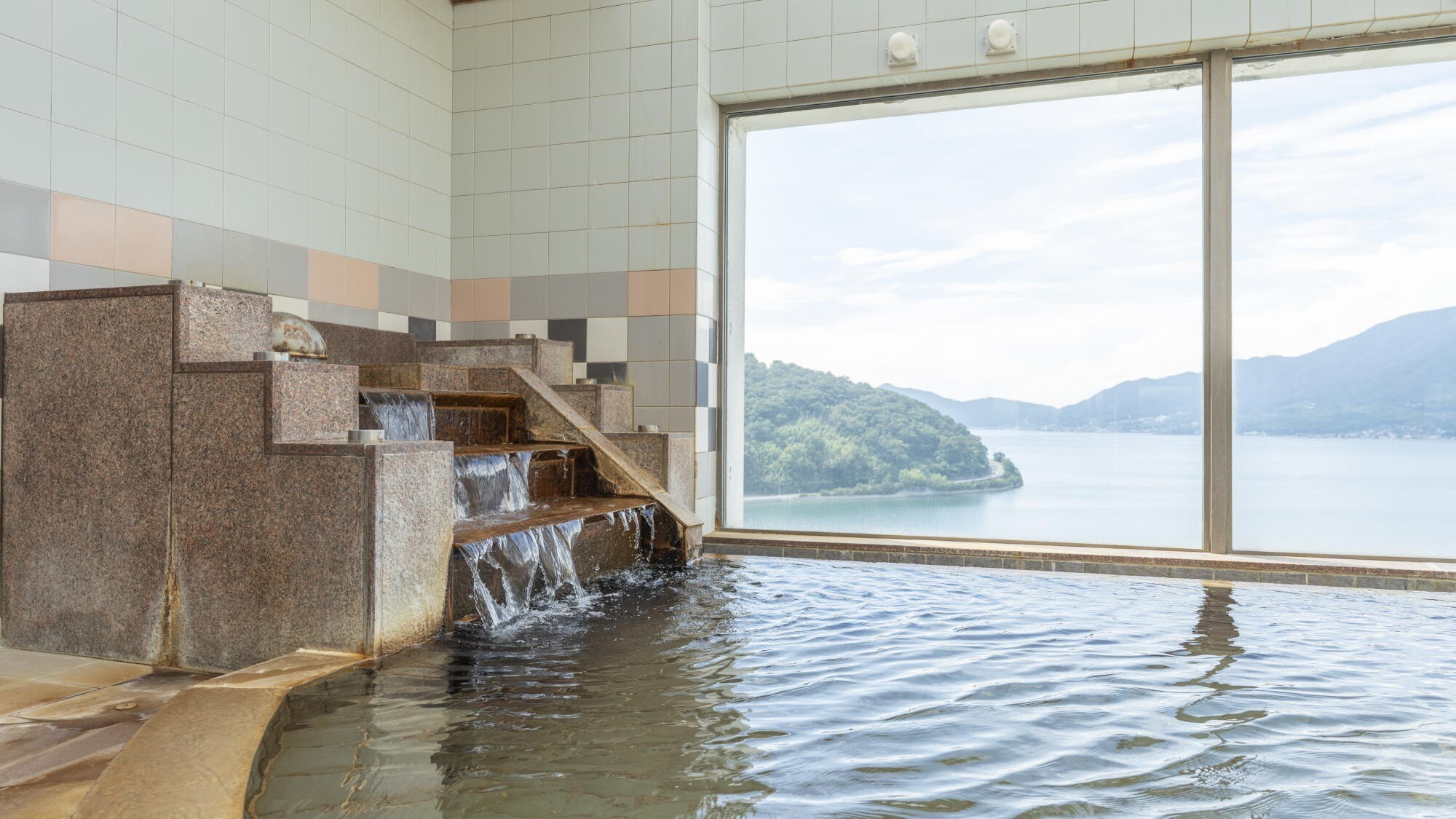 しょうどしま温泉｜当ホテルの天然温泉は塩分を多く含み、保湿効果が高く、身体がよく温まります。