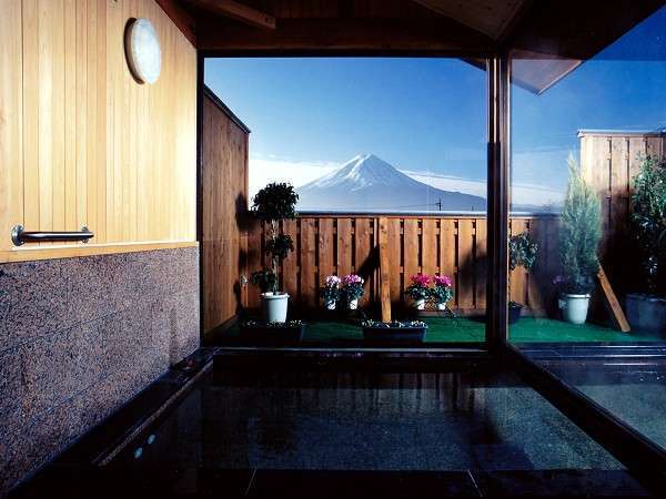 大浴場からは雄大は富士山をご覧いただけます。