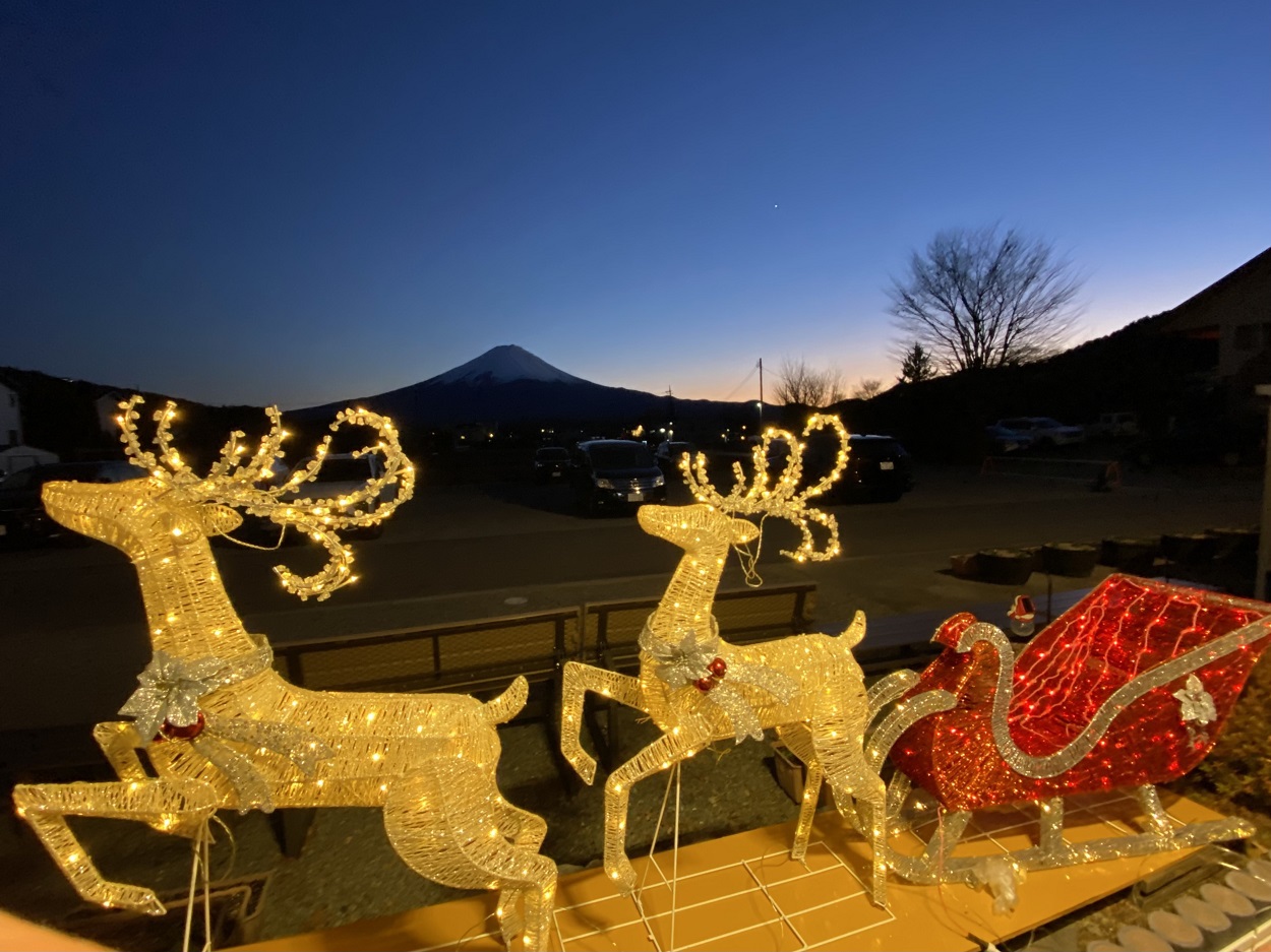 レイクヴィラのクリスマス-富士山とトナカイ