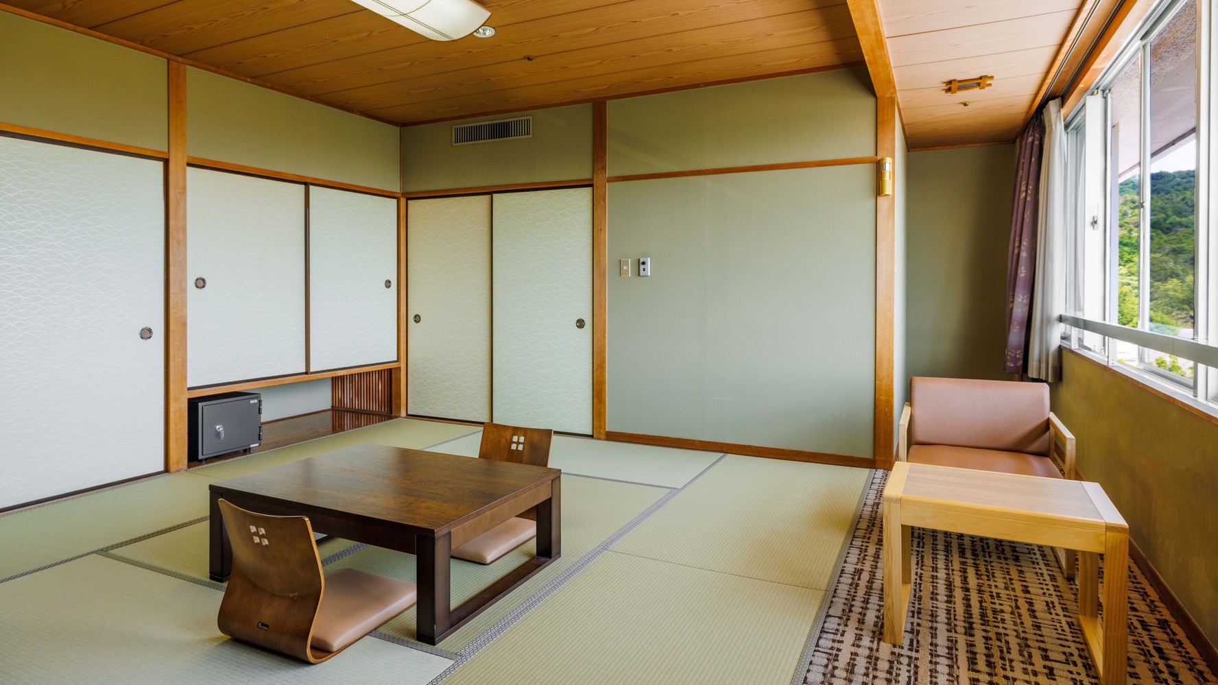 【和室10畳】落ち着いた雰囲気に包まれる和の空間。