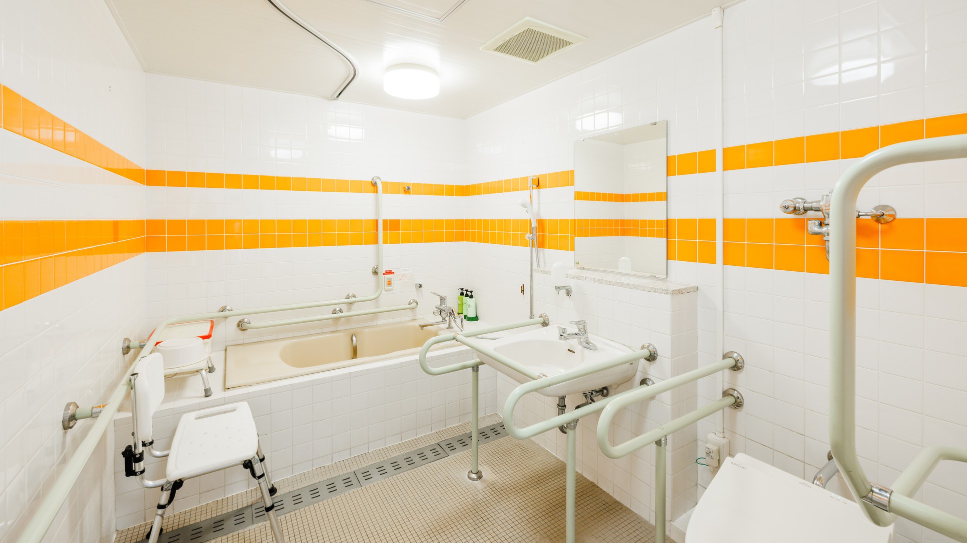 バリアフリー対応客室（バス付）ベッドから客室内にある浴室、トイレまで移動することができます。