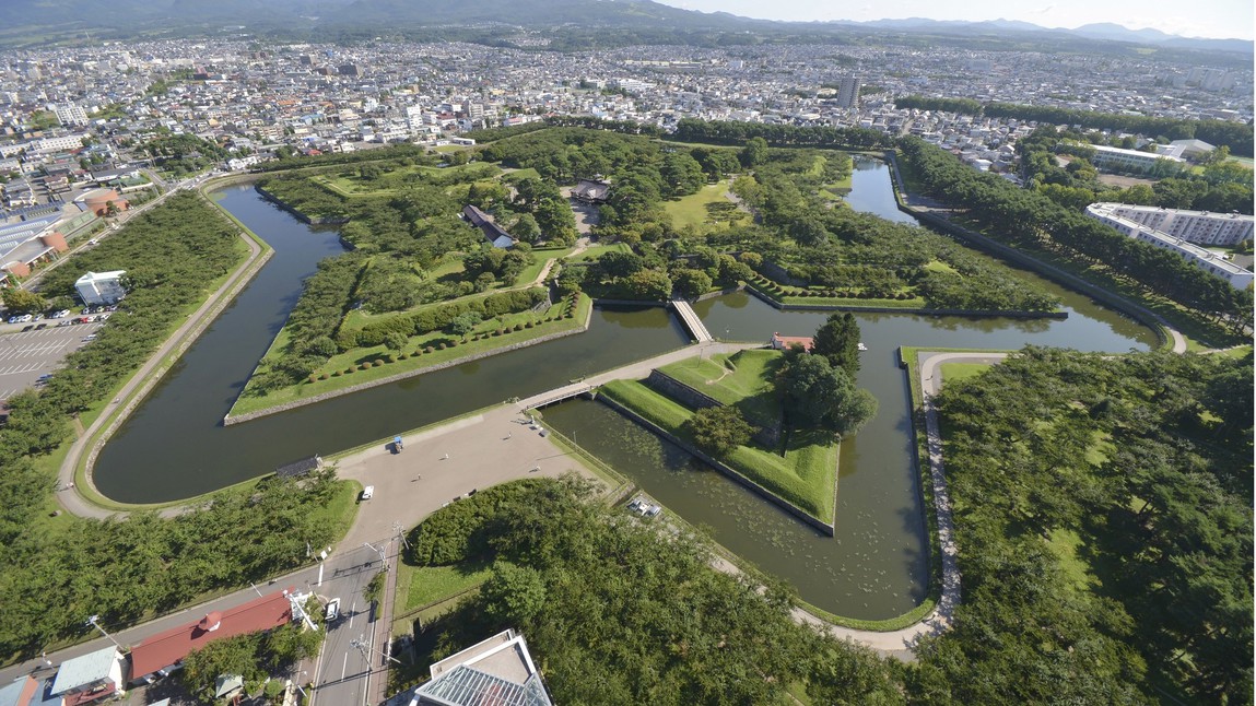 【夏の五稜郭】五稜郭は当館から車で約5分。緑輝く爽やかな五稜郭公園（一例