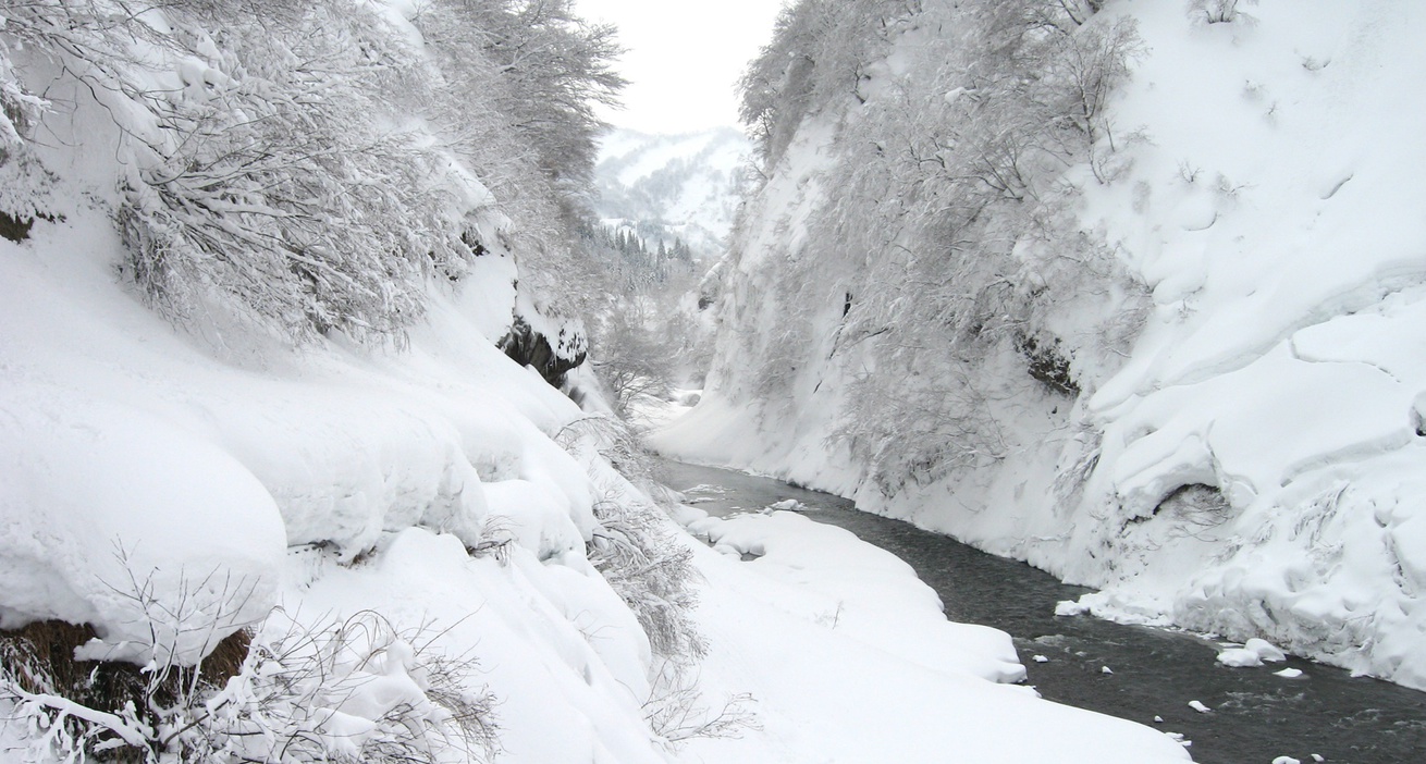 *清津峡（冬）*清津峡（冬）  美しい白銀の世界へと変わった日本三大渓谷「清津峡」。