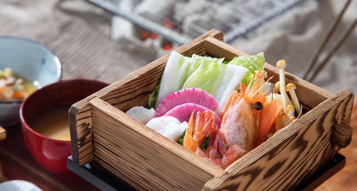 *【冬のごちそうプラン朝食一例】日本海の海鮮・地場野菜などをせいろ蒸しに。あたたかい食事がおいしい。