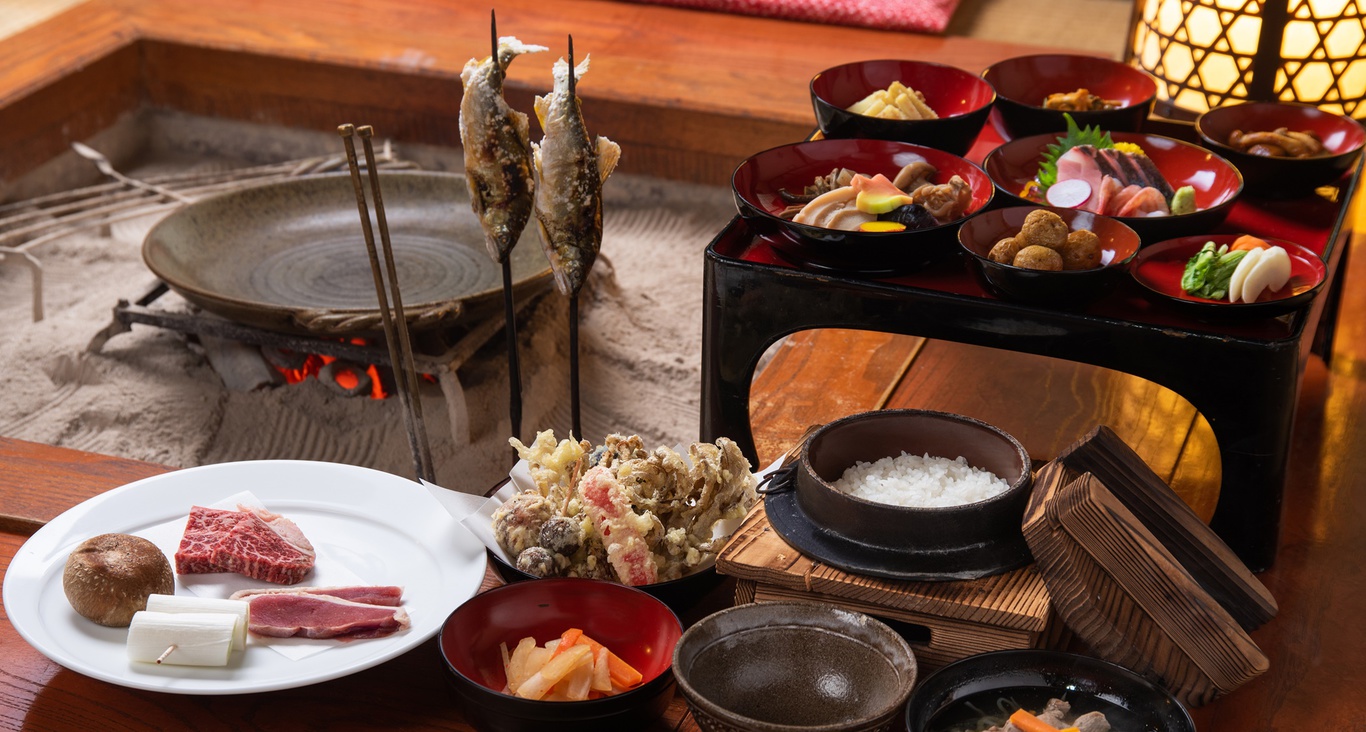 *郷土料理プランご夕食内容（一例）山菜、きのこ料理、川魚など囲炉裏を囲んで山の味覚を堪能