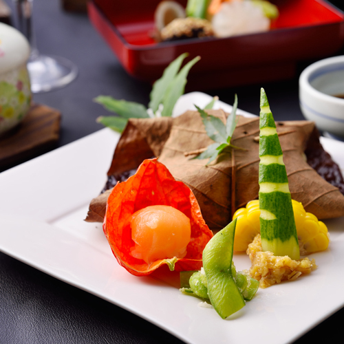 夕食一例【会席料理】四季の新鮮な旬の素材を用いた和風料理で、地元の山菜や郷土料理を。