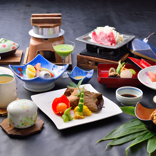 夕食一例【会席料理】四季の新鮮な旬の素材を用いた和風料理で、地元の山菜や郷土料理を。