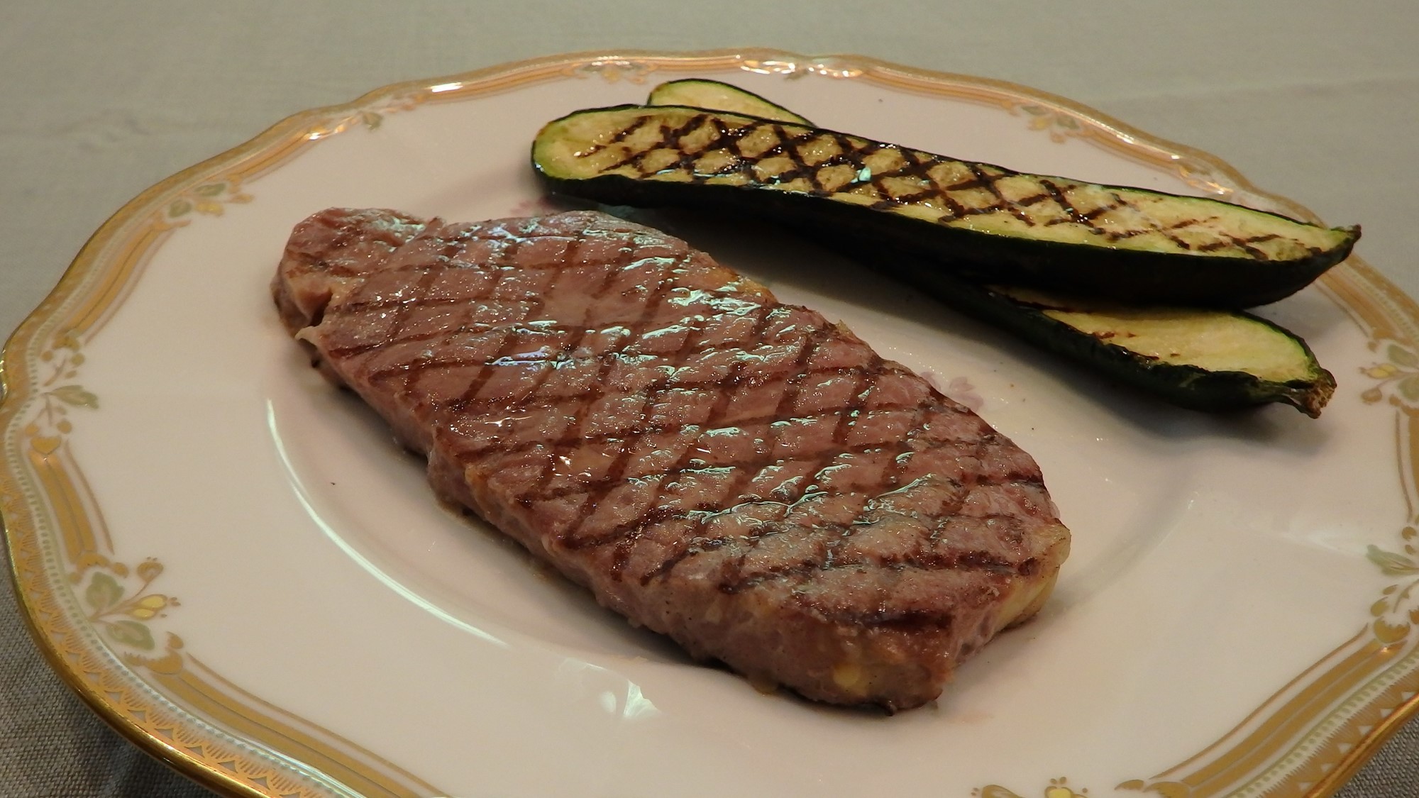 肉料理一例／サーロインステーキ