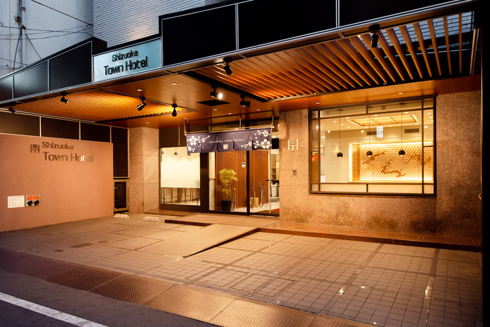 静岡最大と言われる繁華街「呉服町」に建ち、飲食店が軒を連ねる「両替町」脇に建つ利便性の良いホテル