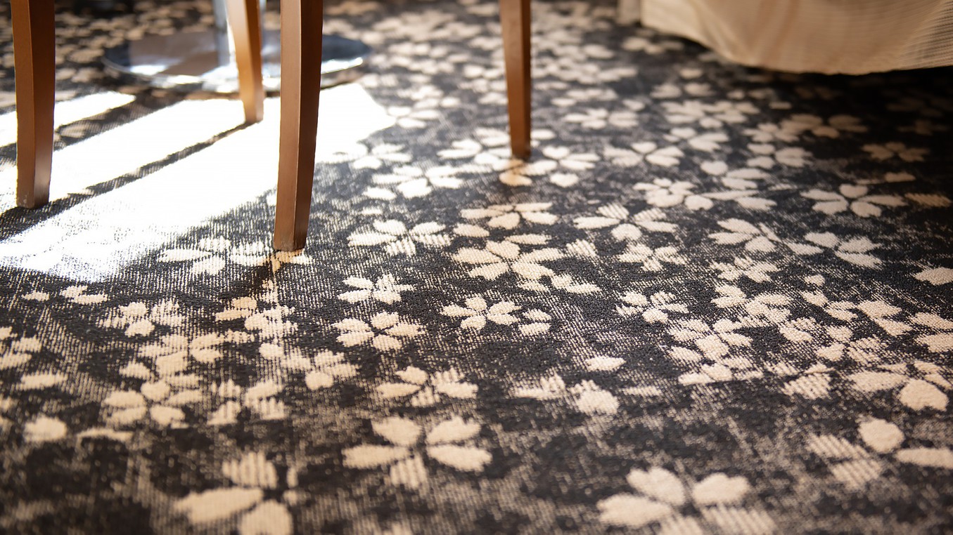 デラックスツインルームの床には、日本を代表する花「桜」をあしらったカーペットを配置。