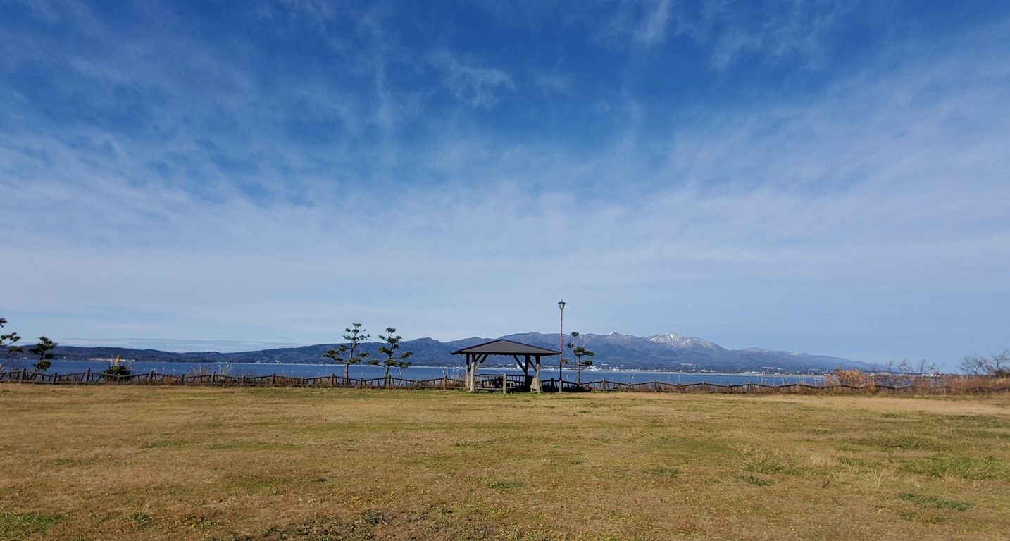 *潮津の里前の広場からは海を見渡せます。