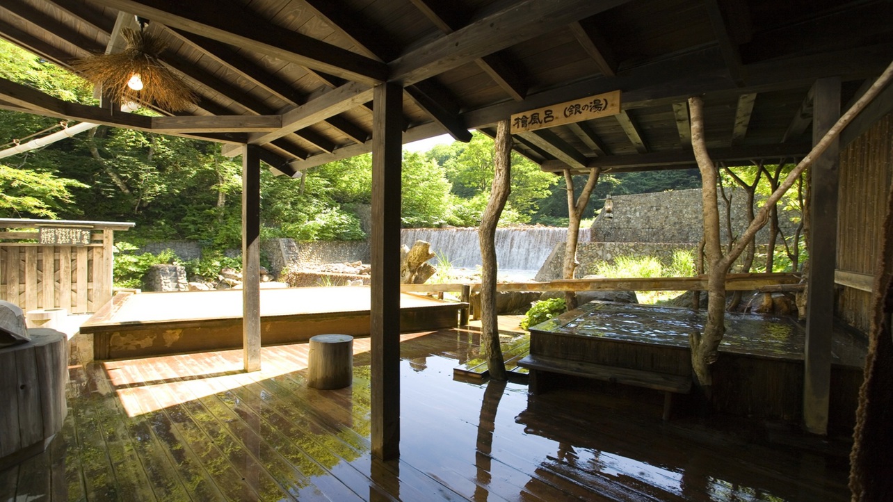 妙の湯温泉／軒先を流れる先達川の渓流が美しく風呂は最高です！