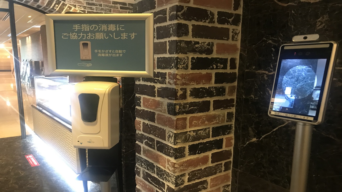 レストランでは入口にてアルコール消毒と検温をお願いしております。