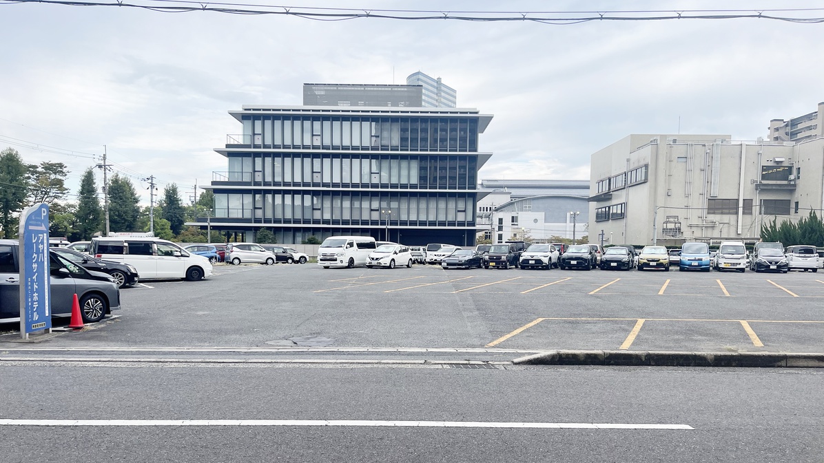 *【駐車場】当館玄関向かいに広い駐車場がございます。黄色の枠にお停めいただけます。