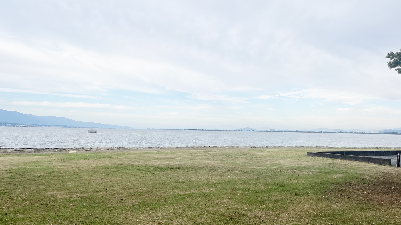 *当館向かいに広がる湖岸の芝生広場！早朝から釣りを楽しむ方もいらっしゃいます。