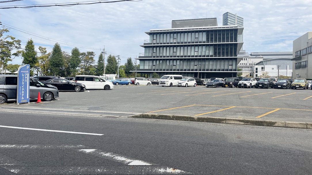 *【駐車場】当館玄関向かいに広い駐車場がございます。黄色の枠にお停めいただけます。