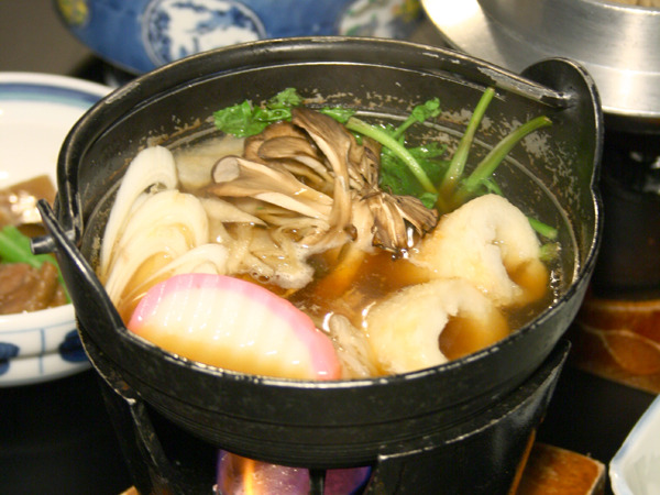 秋田の郷土料理「きりたんぽ鍋」