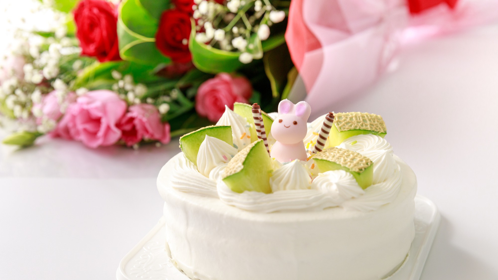 記念日・お祝いのケーキと花束