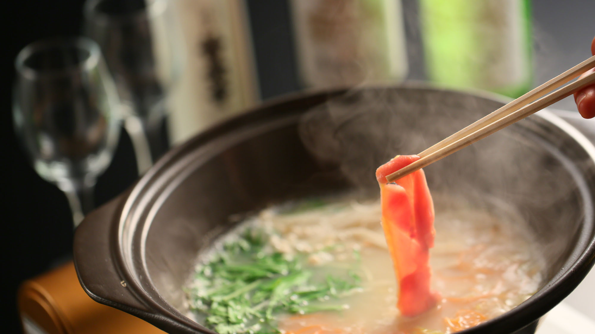 ≪信州ハーブ鶏の水炊き鍋≫コラーゲンたっぷり白濁スープと天然温泉でぷりっぷり