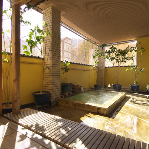 【寂びの湯半露天風呂】半露天風呂で温泉を満喫。