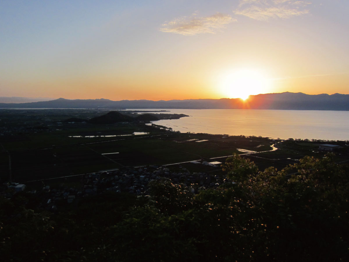 八幡山からみた夕暮れのびわ湖