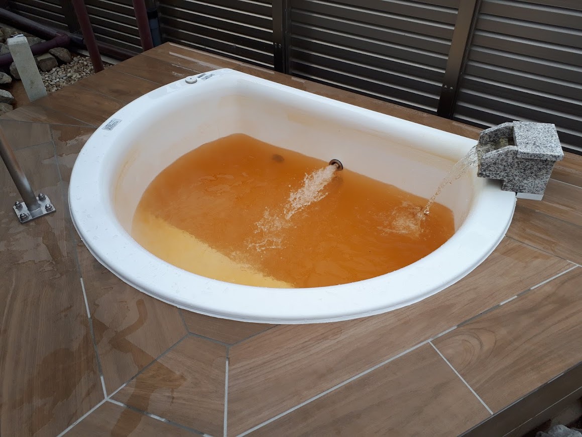 ミネラルがたっぷり含まれた源泉かけ流し浴槽