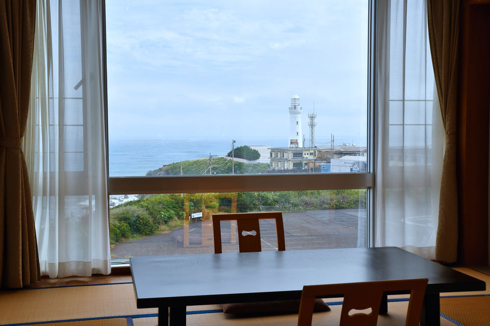 灯台と水平線が眺められ部屋に温泉の展望風呂がついた 日の出の間