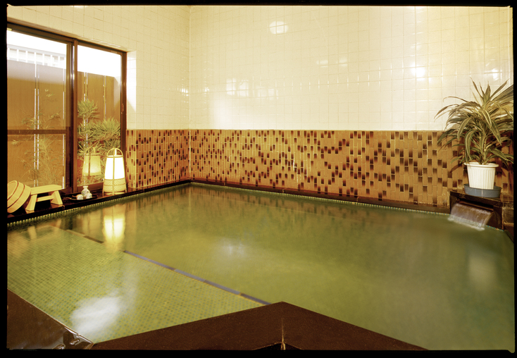 大浴場（温泉） ＊入浴人員数の関係で、主に男性用、女性用は、やや小さ目の浴槽で、いずれも温泉です。
