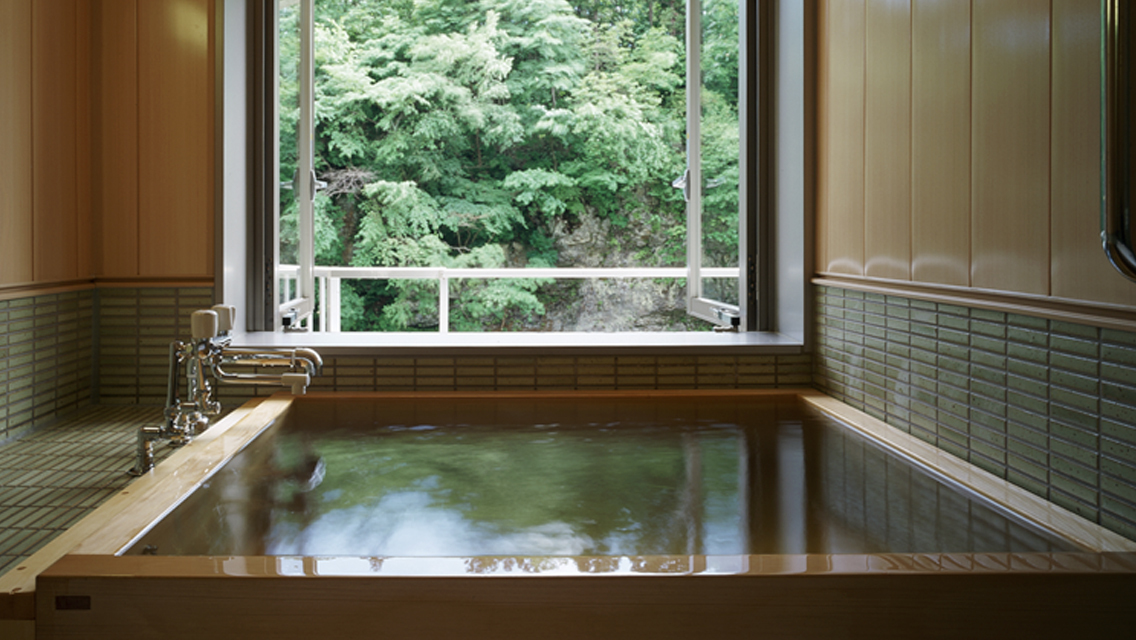 【貸切風呂/まどの湯参】ひばの木の浴槽、内風呂タイプ。※有料・要予約制