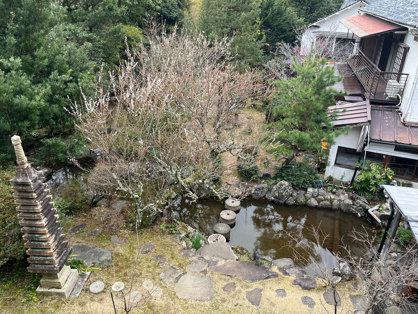 【千両・万両】日本庭園を見下ろすバルコニー付き和室｜庭園