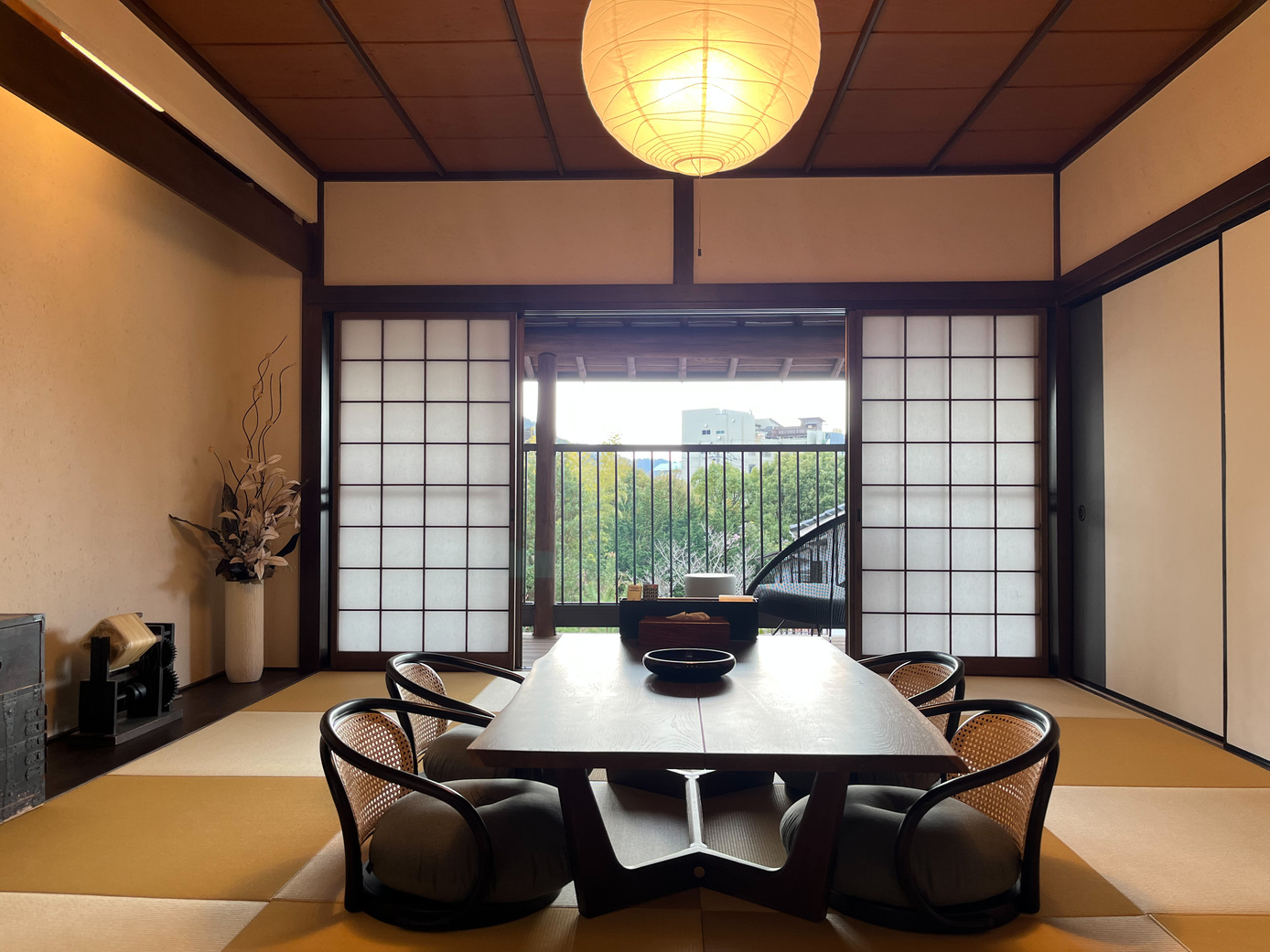 【千両・万両】日本庭園を見下ろすバルコニー付き和室