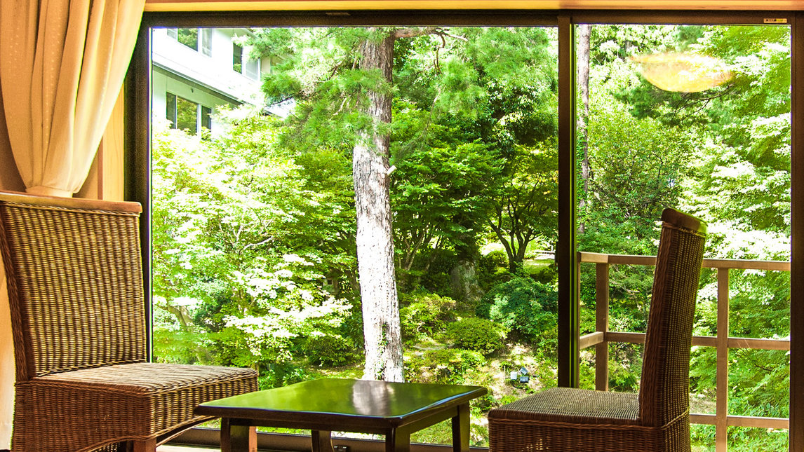 【滝見亭和室】壁一面の窓から庭園を眺められます。