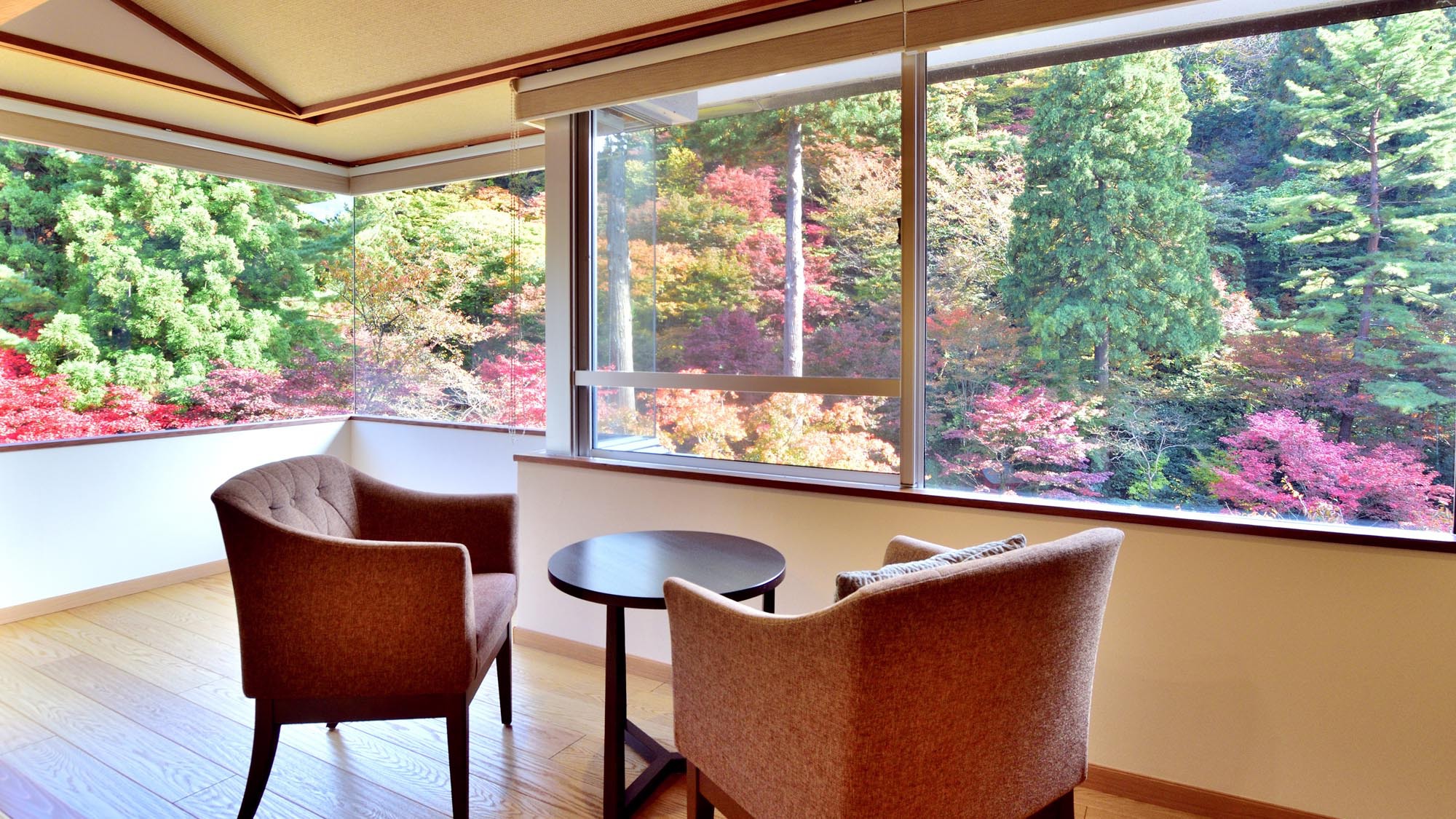 【本館洋室】広い窓辺からの眺めは抜群です。