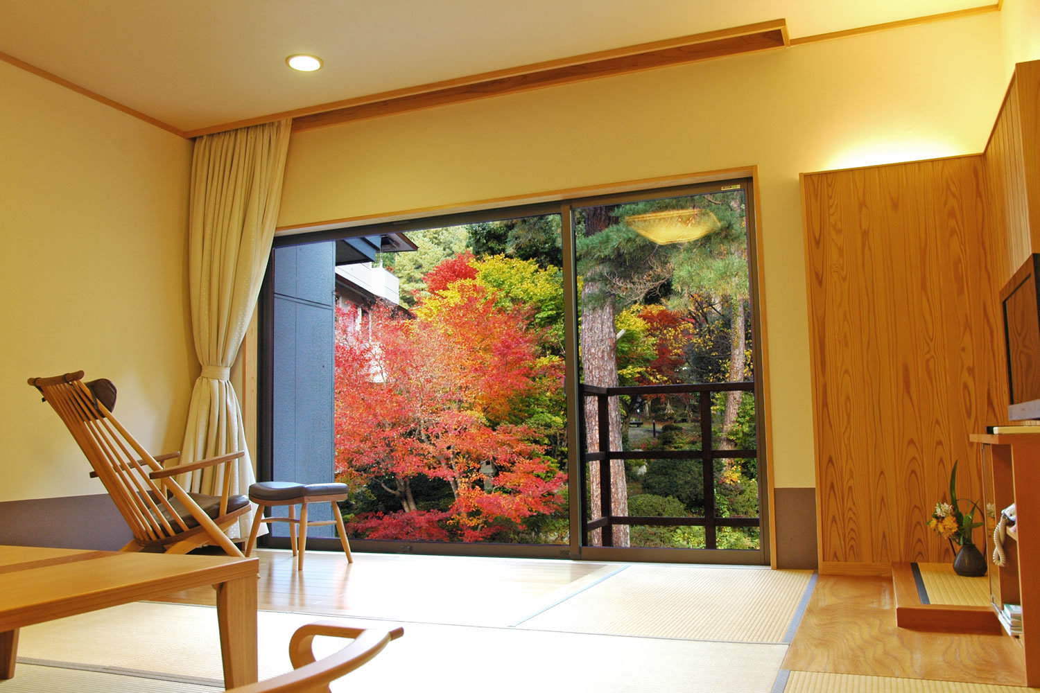 【滝見亭和室】流れる滝と移り行く紅葉の葉をお部屋から。