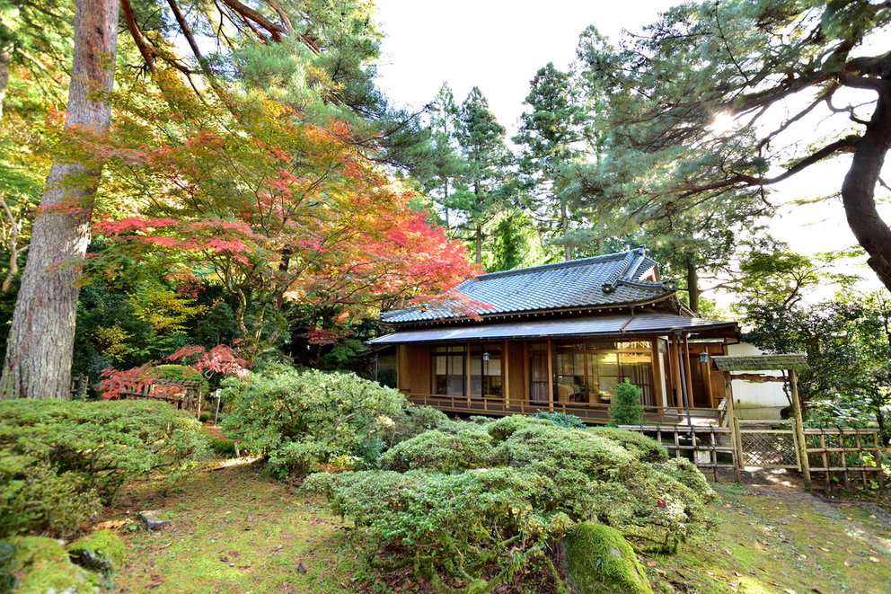 【離れ五頭緑水庵】紅葉に囲まれた離れです