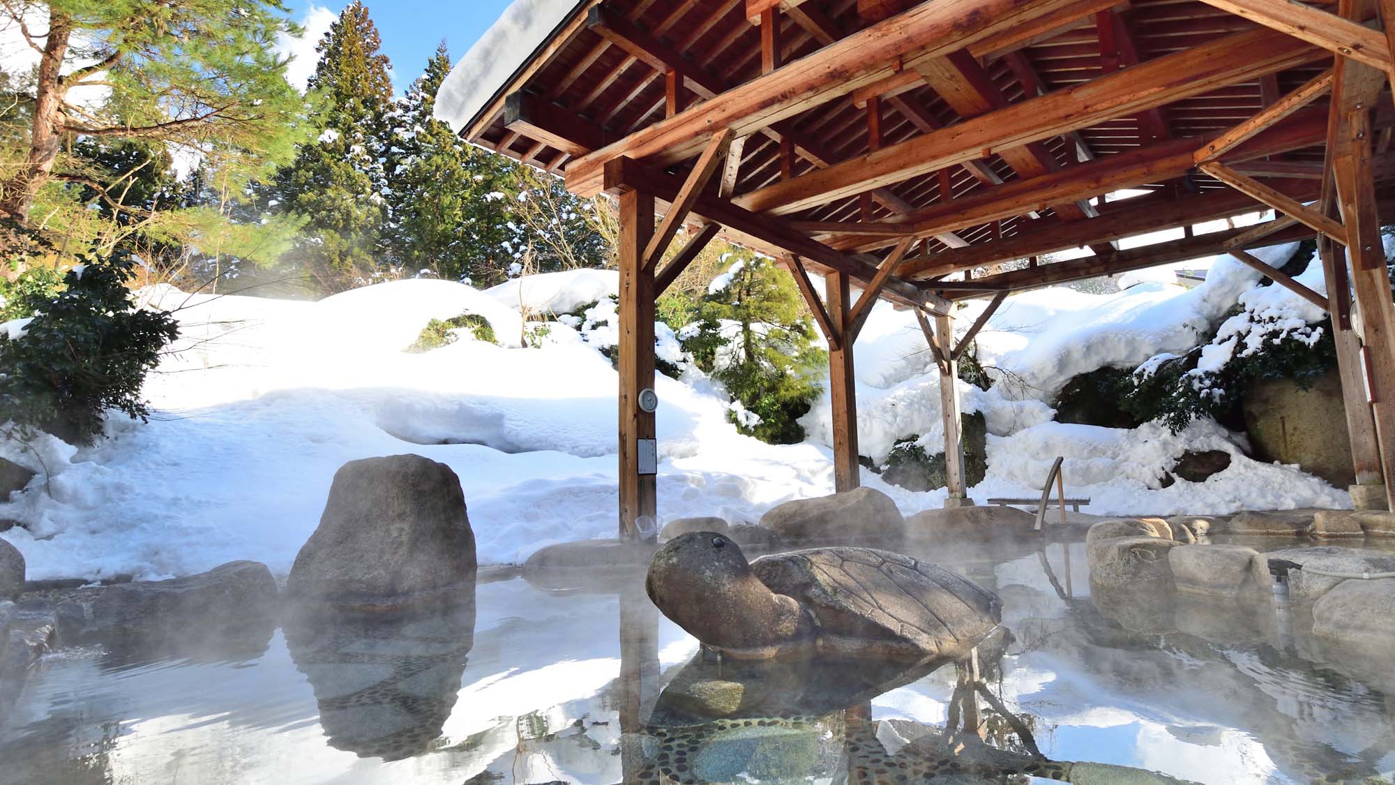【大露天風呂冬】青空と雪のコントラストが美しい冬の露天風呂