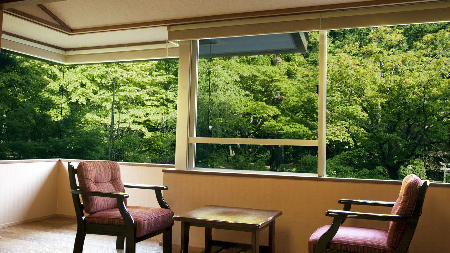 【本館客室】窓からは四季折々の風情豊かな四千坪の大庭園が眺められます。
