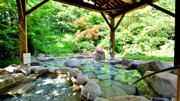 【大露天風呂夏】緑の中、開放感溢れる露天風呂入浴を