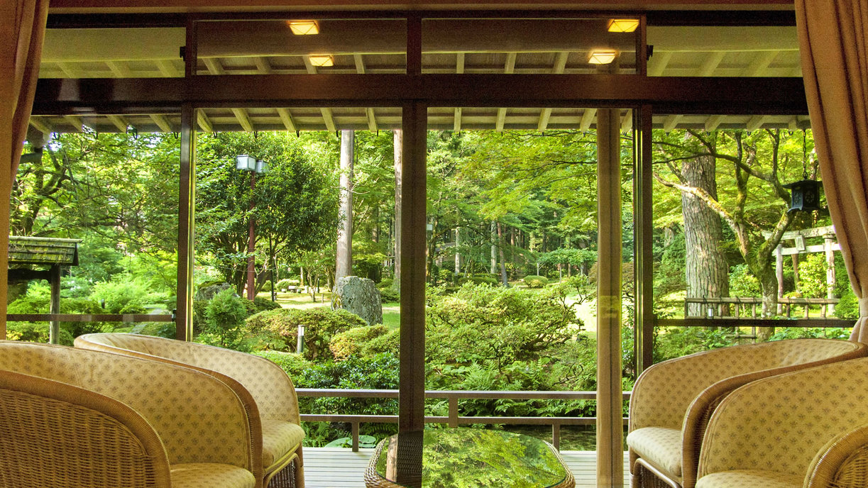 【離れ五頭緑水庵】お部屋からは四千坪の大庭園が眺められます。