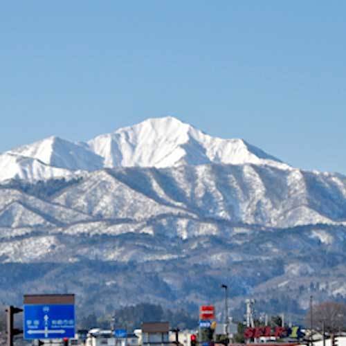 白雪をまとった米山