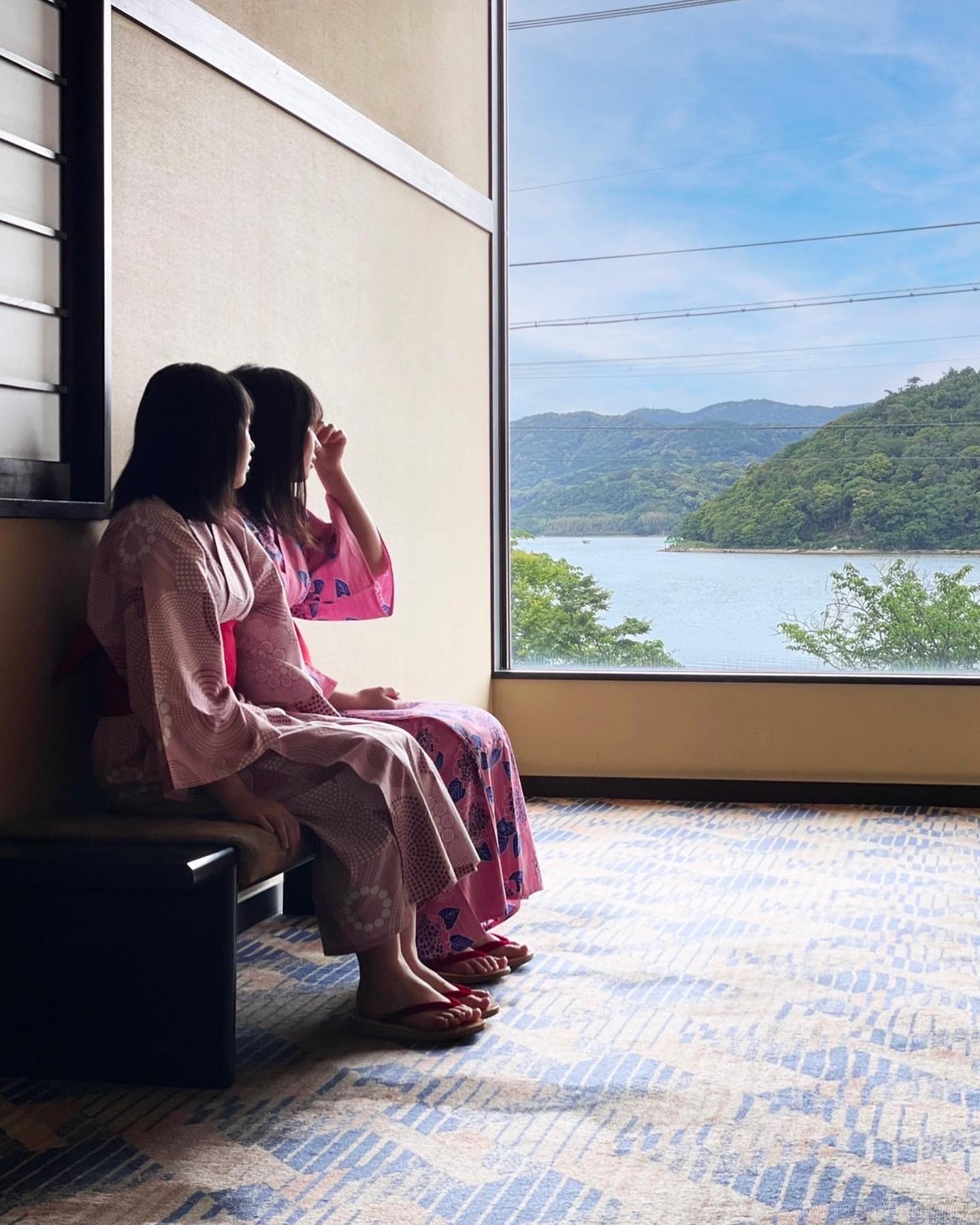 館内から見える浜名湖に浮かぶ大草山