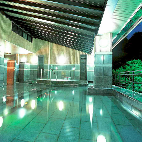大浴場一例（虹色の水中照明で照らし出される幻想的な「レインボー風呂）