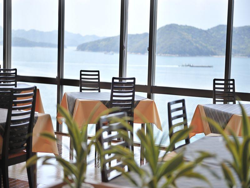 レストラン会場は瀬戸内海を一望頂けます。