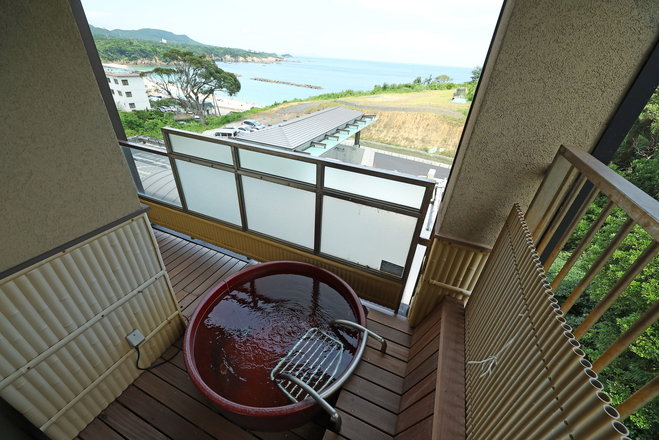 温泉露天風呂付きバリアフリー和洋室（有名な榊原温泉と同じ源泉「社宮司温泉」を使用しております。）