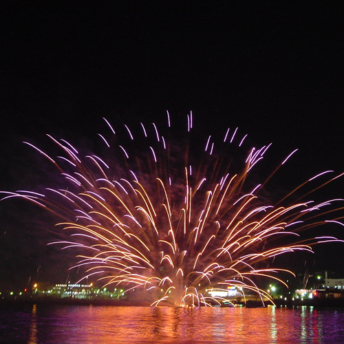 鹿児島市街地の夜景や花火を楽しめる洋上ビアガーデン